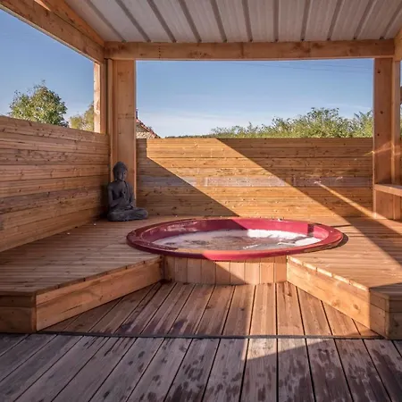La Colline Aux Chalets, Jaccuzi, Sauna Casa de Férias Saint-Chamarand