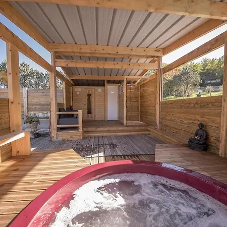 Дом отдыха La Colline Aux Chalets, Jaccuzi, Sauna Saint-Chamarand