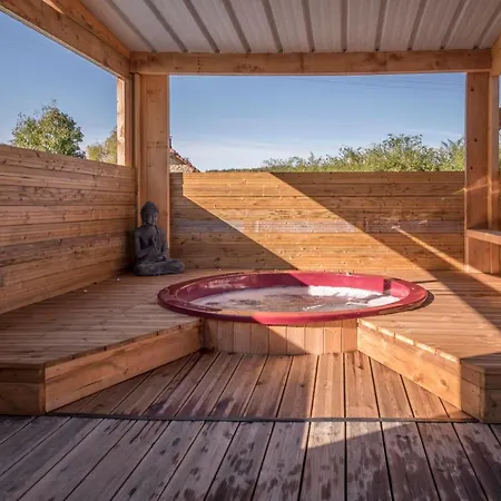 La Colline Aux Chalets, Jaccuzi, Sauna Holiday home Saint-Chamarand