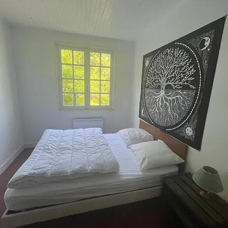 بيت للعطل La Colline Aux Chalets, Jaccuzi, Sauna Saint-Chamarand