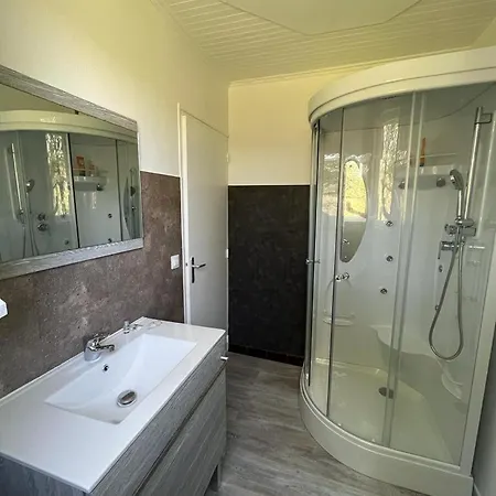 La Colline Aux Chalets, Jaccuzi, Sauna Saint-Chamarand