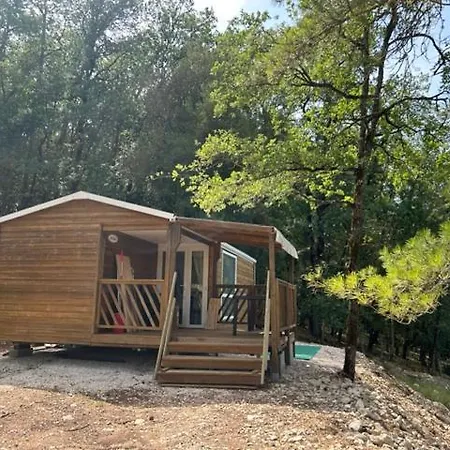 La Colline Aux Chalets, Jaccuzi, Sauna بيت للعطل