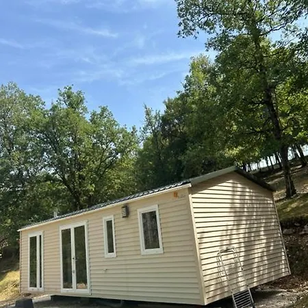 Дом отдыха La Colline Aux Chalets, Jaccuzi, Sauna Saint-Chamarand