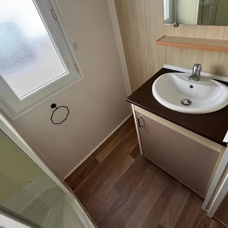 La Colline Aux Chalets, Jaccuzi, Sauna بيت للعطل