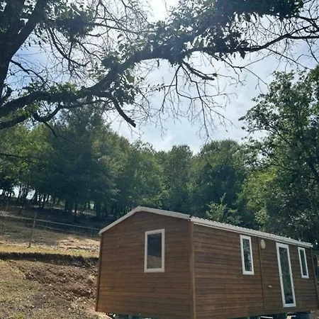 Дом отдыха La Colline Aux Chalets, Jaccuzi, Sauna Saint-Chamarand