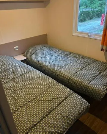 La Colline Aux Chalets, Jaccuzi, Sauna בית נופש *