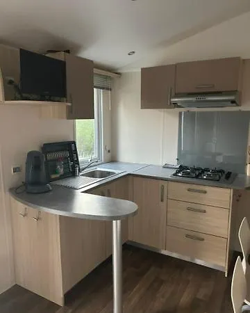 בית נופש La Colline Aux Chalets, Jaccuzi, Sauna Saint-Chamarand