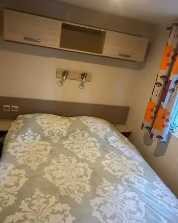 La Colline Aux Chalets, Jaccuzi, Sauna בית נופש