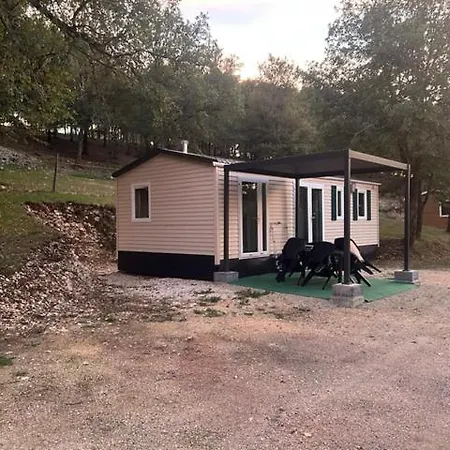 La Colline Aux Chalets, Jaccuzi, Sauna 펜션 Saint-Chamarand