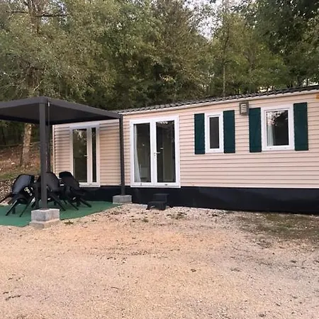 Ferienhaus La Colline Aux Chalets, Jaccuzi, Sauna Saint-Chamarand