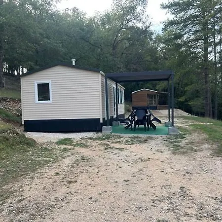 La Colline Aux Chalets, Jaccuzi, Sauna Ferienhaus Saint-Chamarand