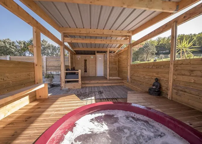 Casa vacanze La Colline Aux Chalets, Jaccuzi, Sauna Saint-Chamarand