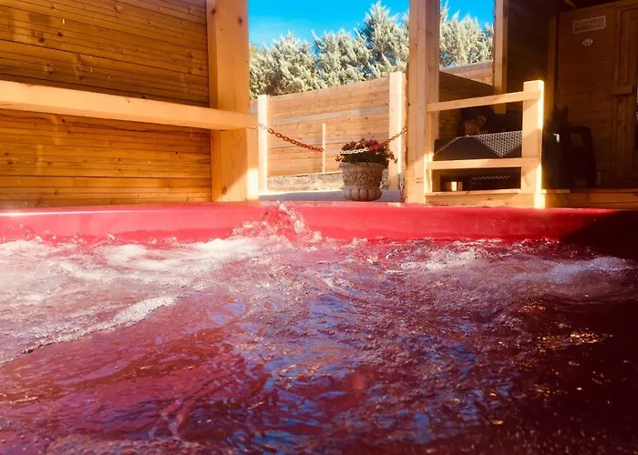 Hébergement de vacances La Colline Aux Chalets, Jaccuzi, Sauna Saint-Chamarand