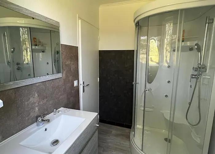 La Colline Aux Chalets, Jaccuzi, Sauna Saint-Chamarand