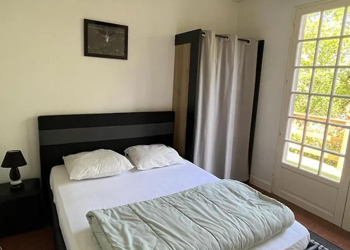 La Colline Aux Chalets, Jaccuzi, Sauna * Saint-Chamarand